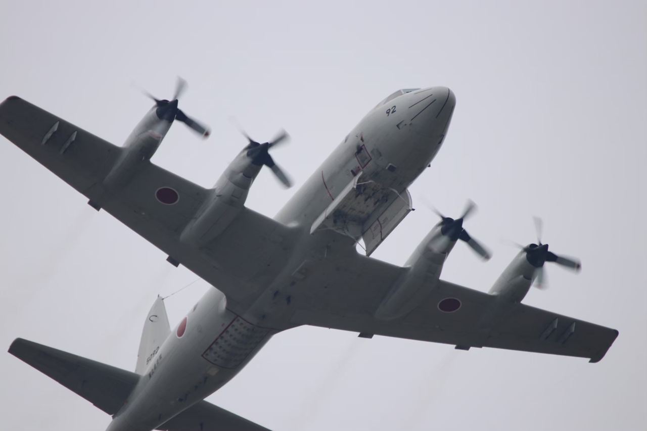 頭上を飛ぶ哨戒機を下から見たところ