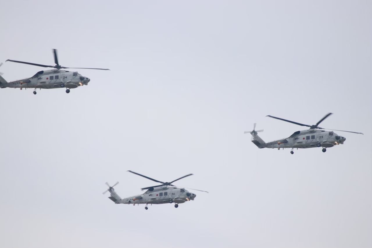 空を編隊で飛ぶ3機のヘリコプター